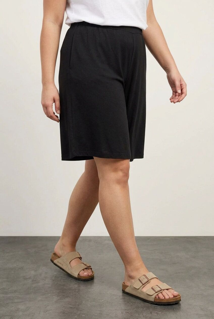 Plus Size Elastic Waist Pocketed Short Cut Wide Leg Shorts