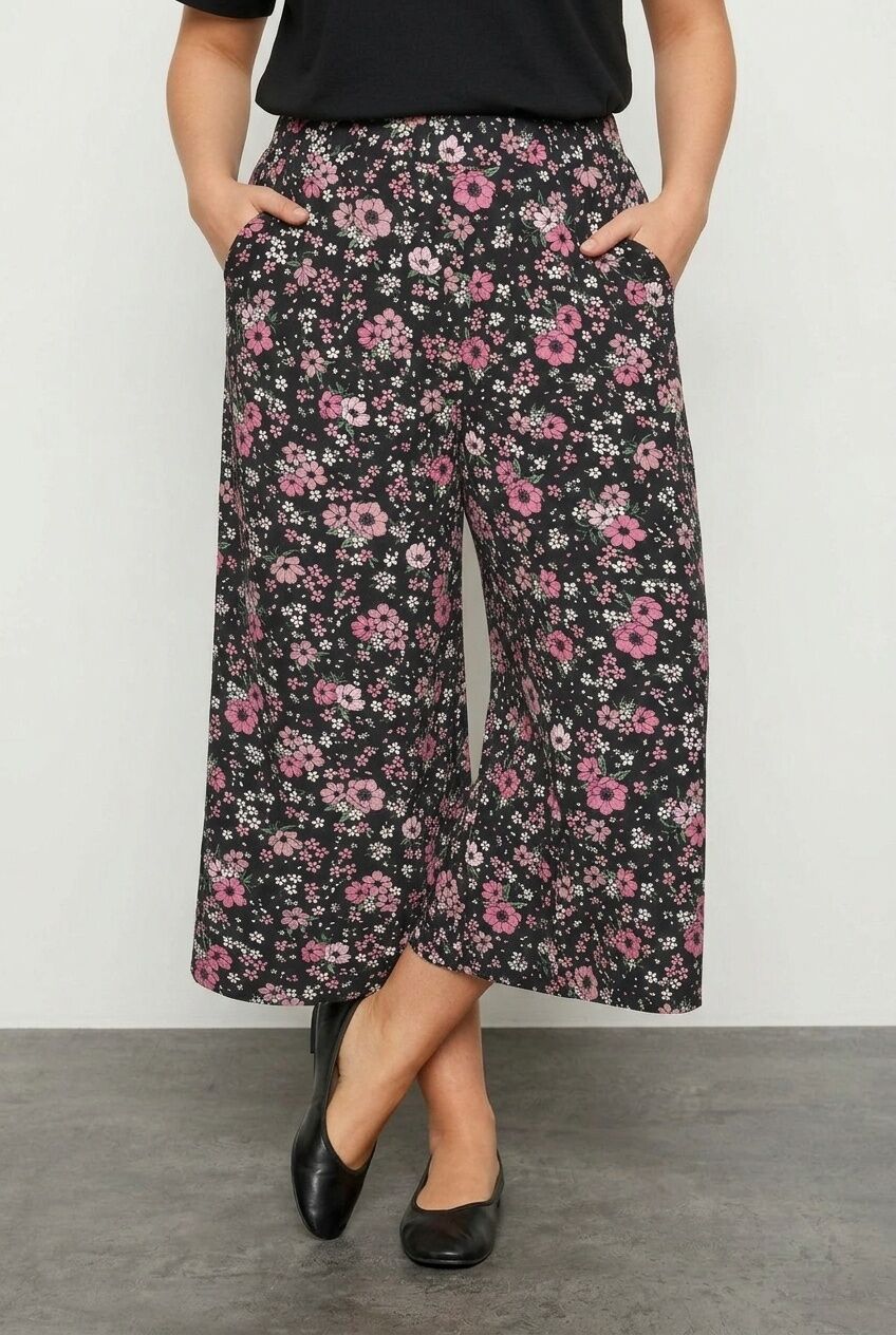 Plus Size Patterned Loose Fit Pocketed Stretchy Capri Pants