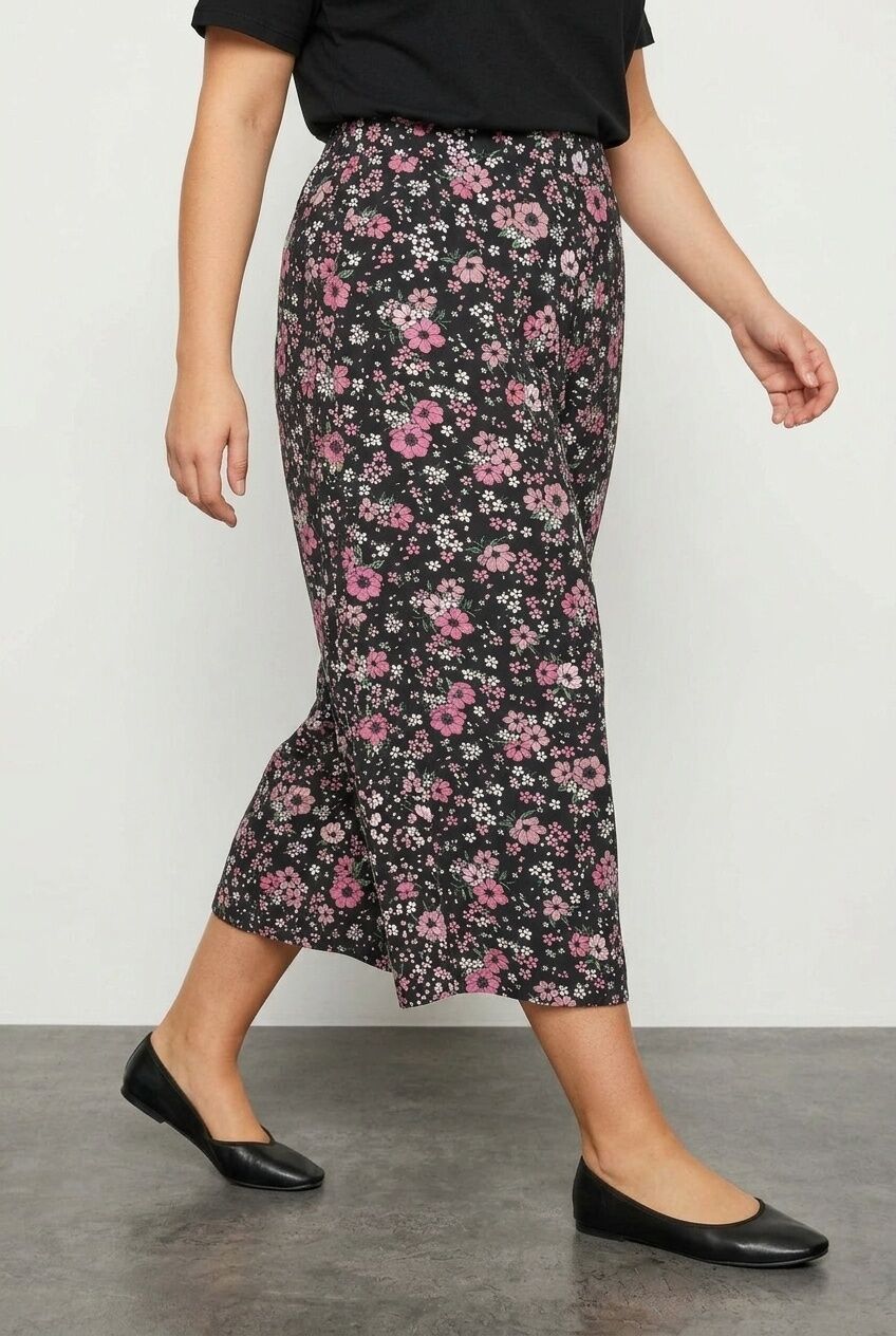 Plus Size Patterned Loose Fit Pocketed Stretchy Capri Pants