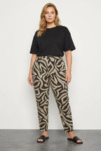 Plus Size Patterned Carrot Fit Stretchy Pants with Pockets and Tapered Leg