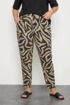 Plus Size Patterned Carrot Fit Stretchy Pants with Pockets and Tapered Leg