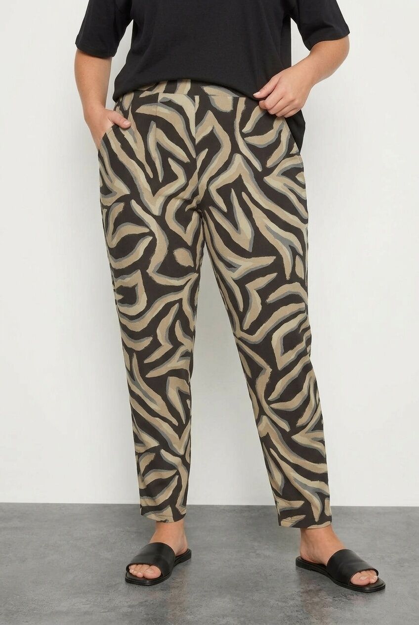Plus Size Patterned Carrot Fit Stretchy Pants with Pockets and Tapered Leg