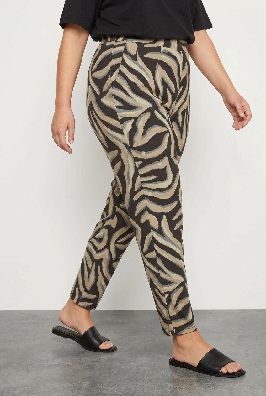 Plus Size Patterned Carrot Fit Stretchy Pants with Pockets and Tapered Leg