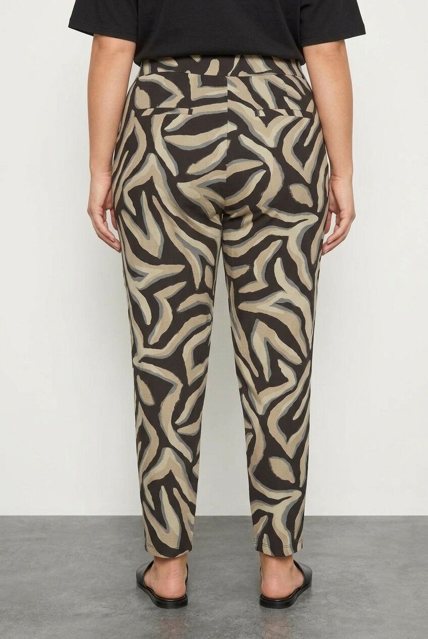 Plus Size Patterned Carrot Fit Stretchy Pants with Pockets and Tapered Leg