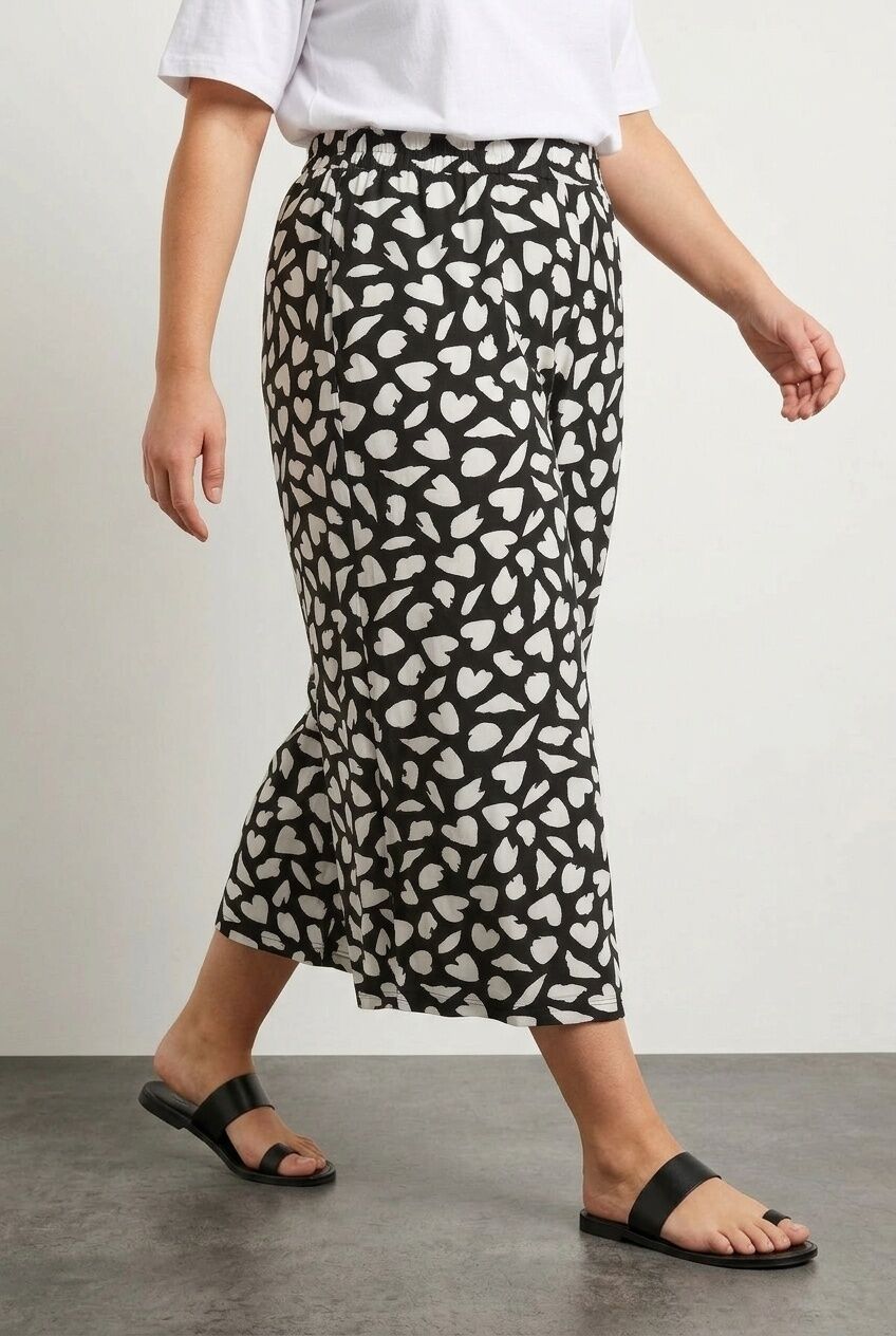 Plus Size Patterned Loose Fit Pocketed Stretchy Capri Pants