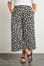 Plus Size Patterned Loose Fit Pocketed Stretchy Capri Pants
