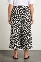 Plus Size Patterned Loose Fit Pocketed Stretchy Capri Pants