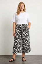 Plus Size Patterned Loose Fit Pocketed Stretchy Capri Pants