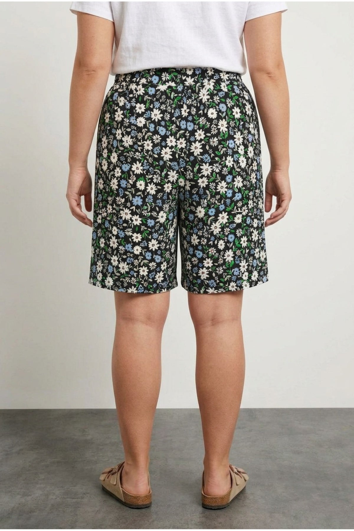 Plus Size Elastic Waist Patterned Loose Fit Stretchy Pocketed Shorts