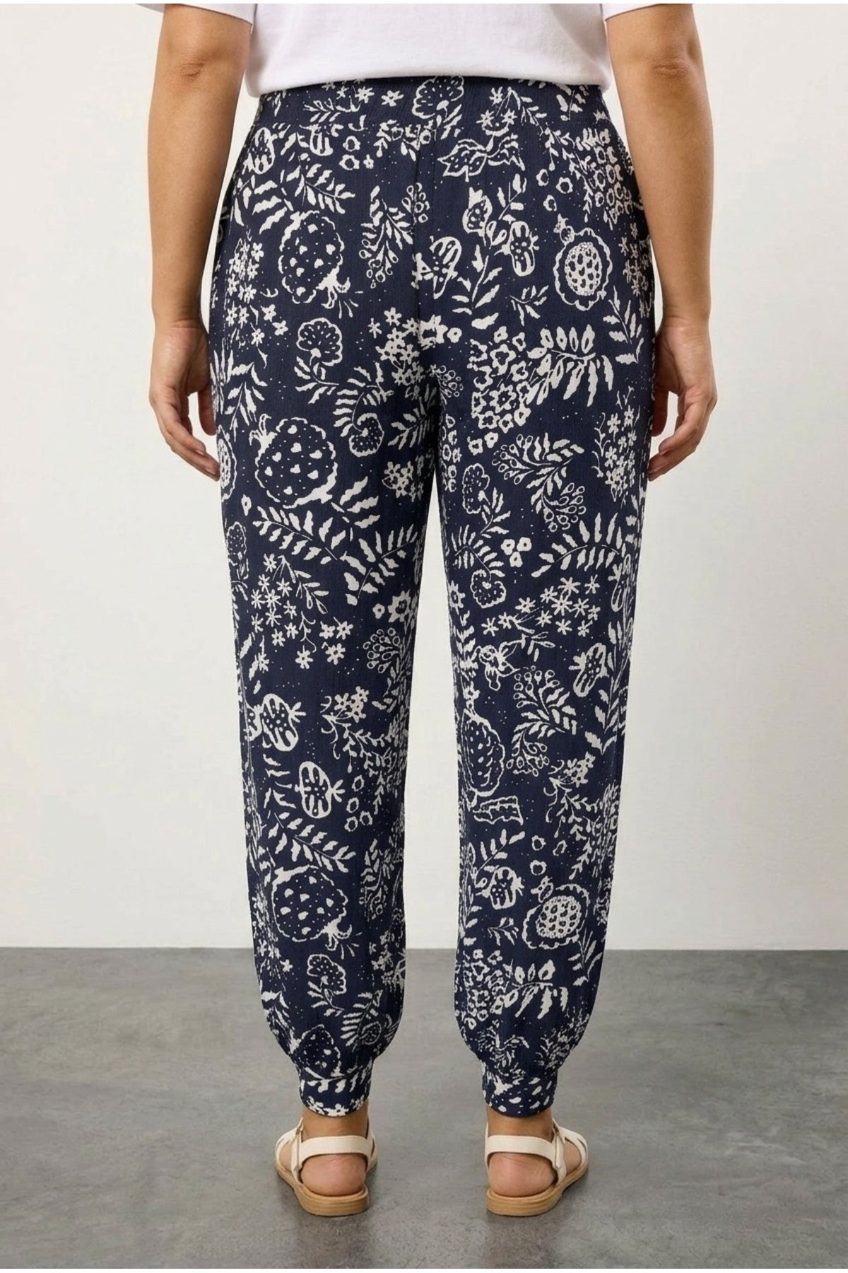Plus Size Carrot Fit Printed Pocketed Trousers