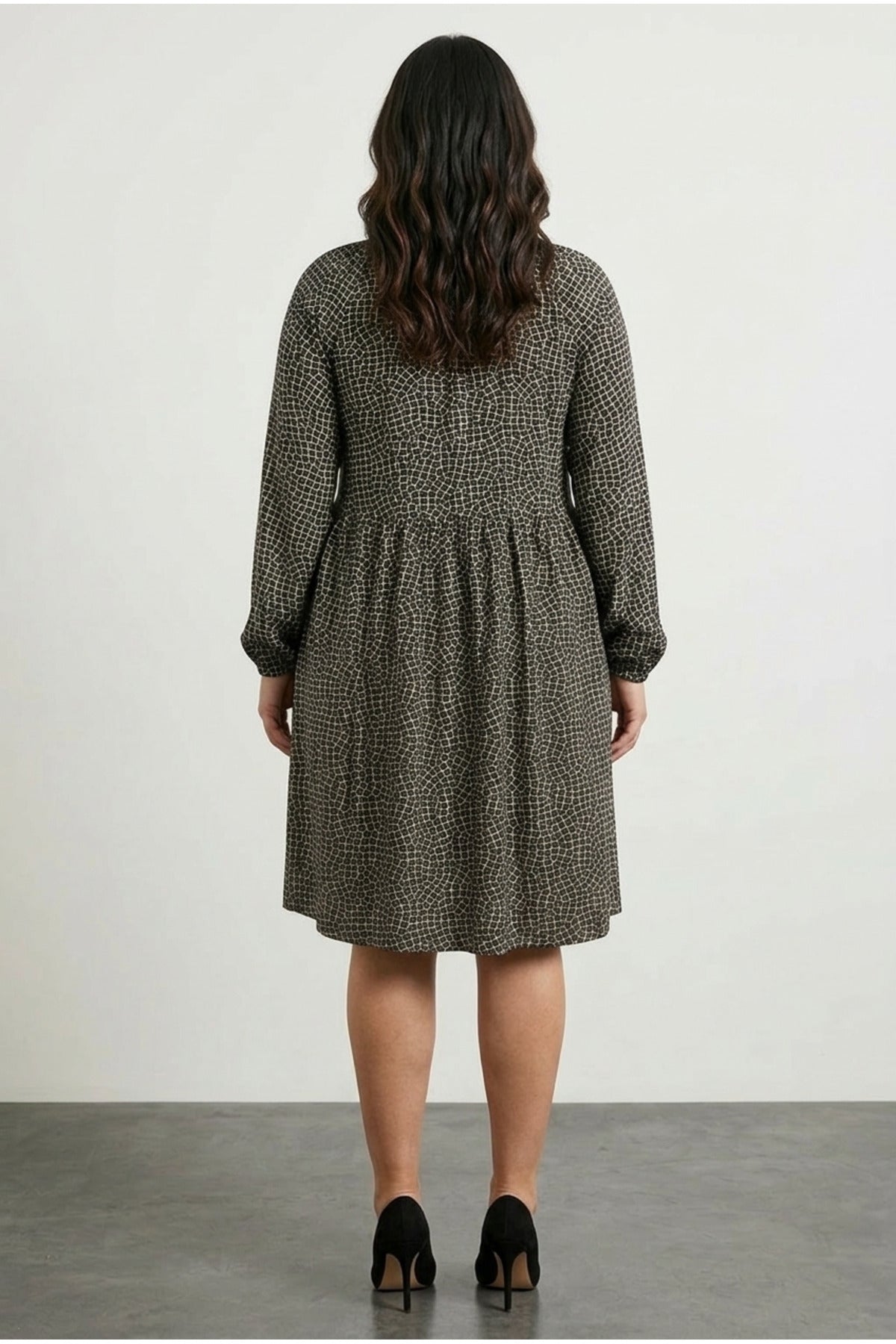 Plus Size Long Sleeve Abstract Patterned Midi Dress with Collar Detail