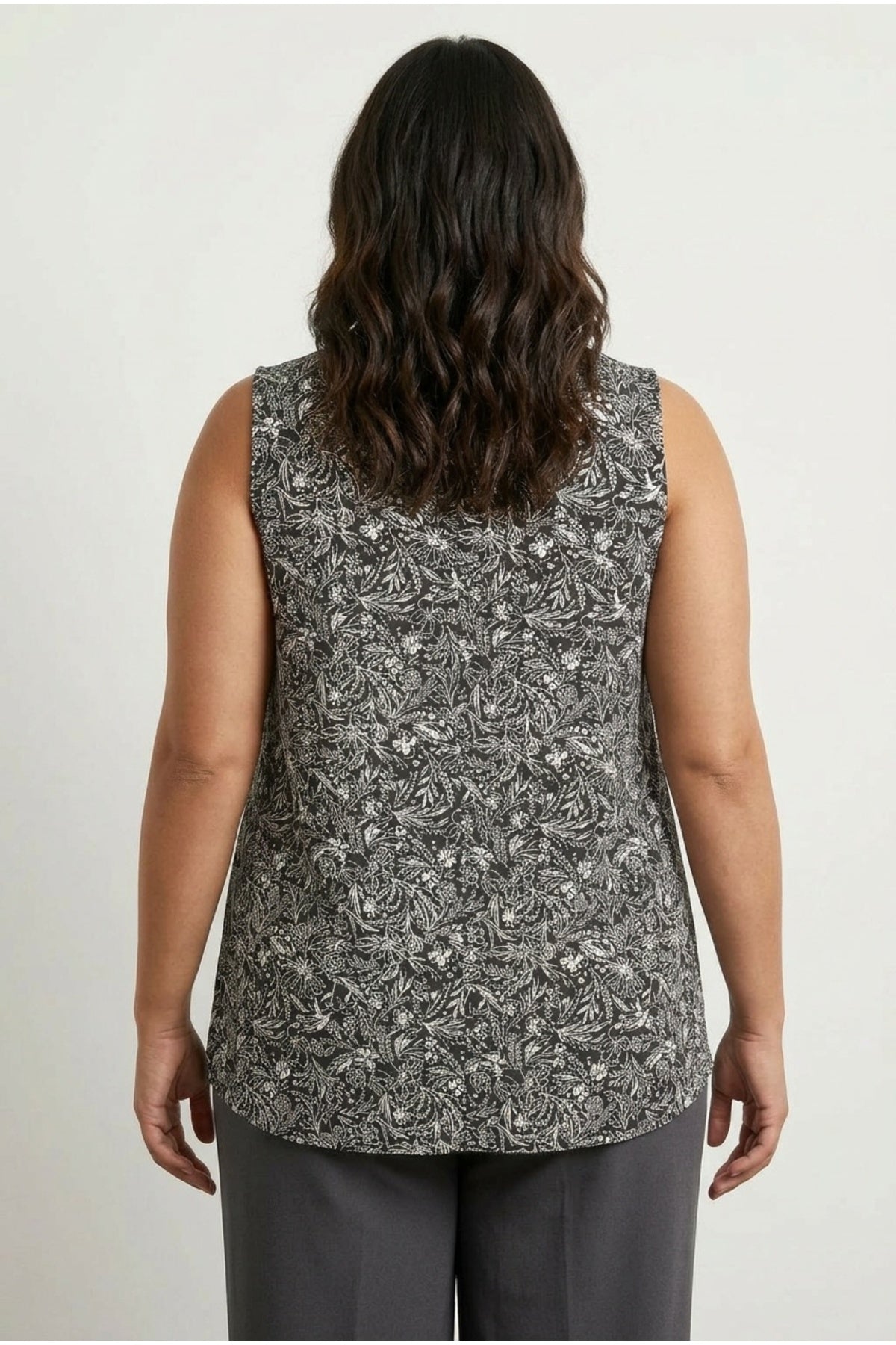 Plus Size Sleeveless V-Neck Floral Patterned Swing Hem Blouse