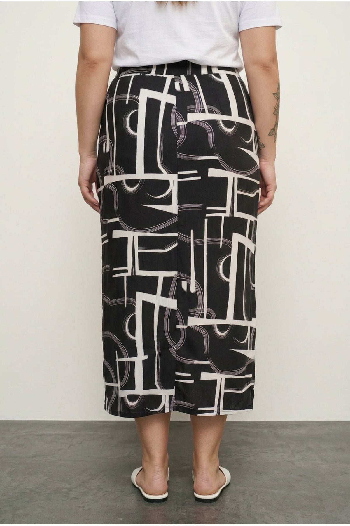 Plus Size Elastic Waist Abstract Patterned Long Skirt with Slit Detail