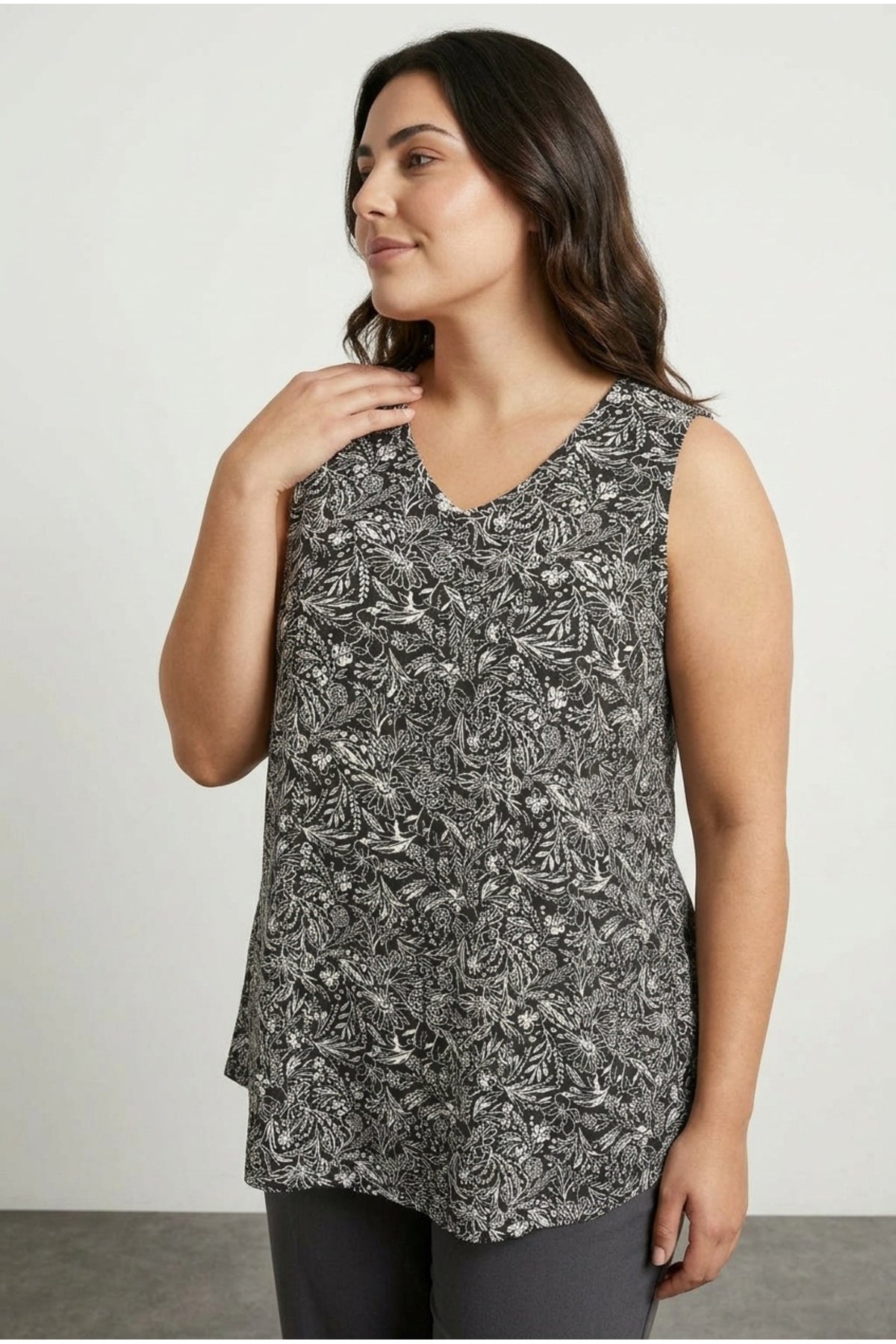 Plus Size Sleeveless V-Neck Floral Patterned Swing Hem Blouse