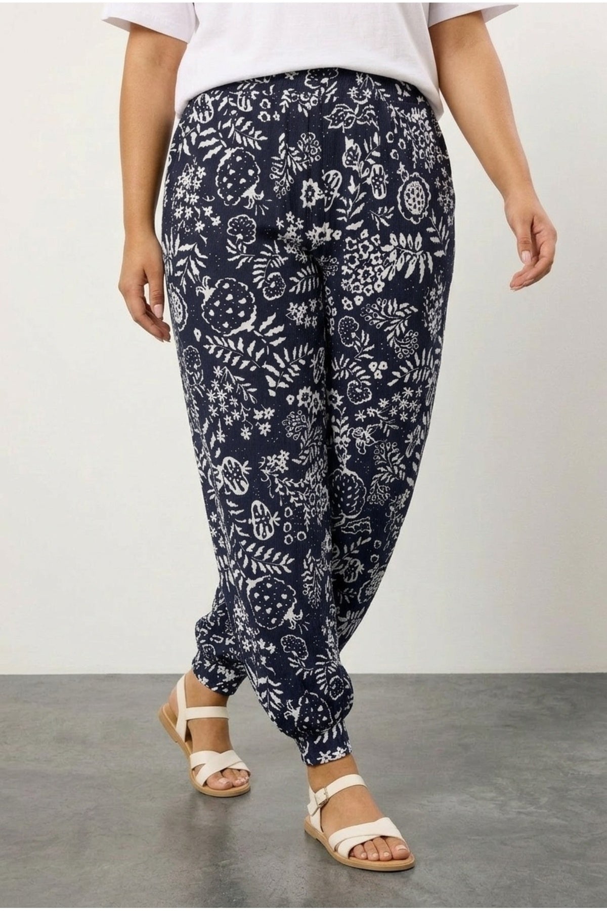 Plus Size Carrot Fit Printed Pocketed Trousers