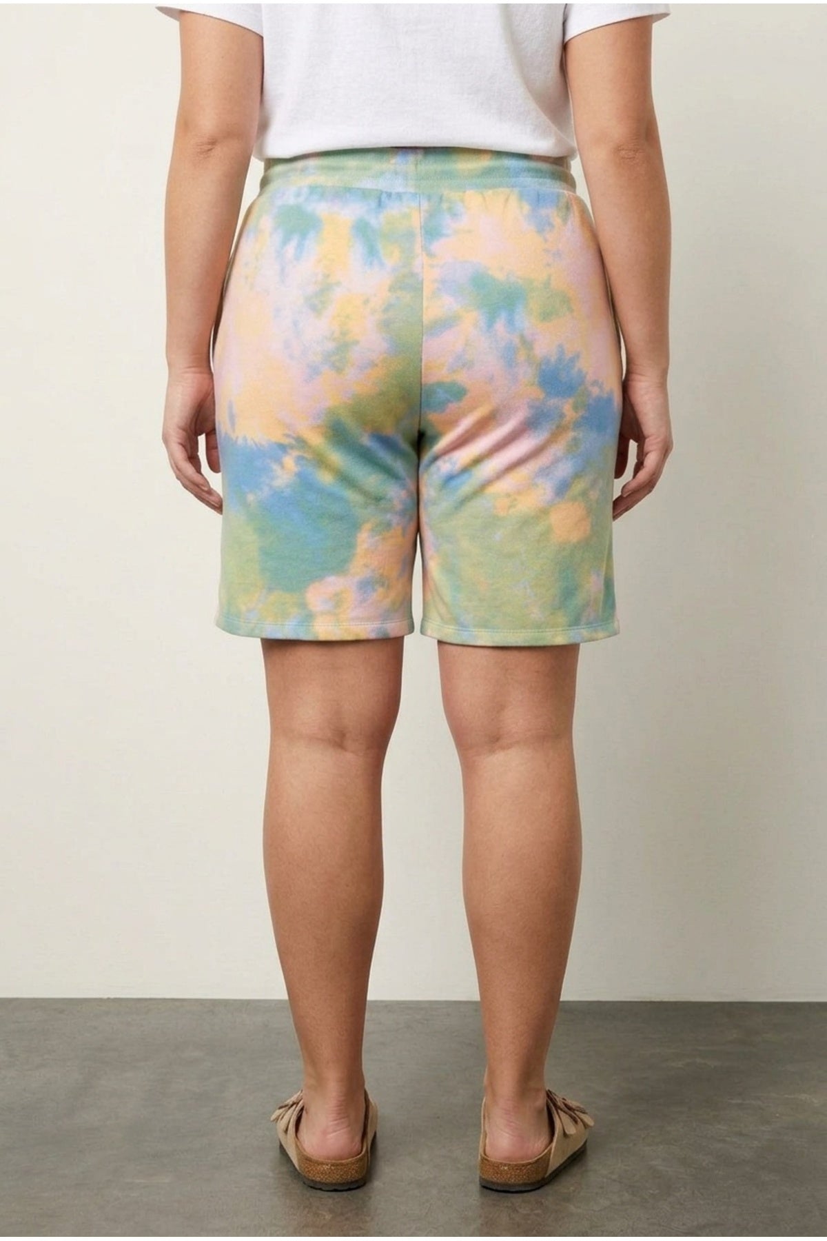 Plus Size Pocketed Drawstring Waist Loose Fit Batik Patterned Shorts