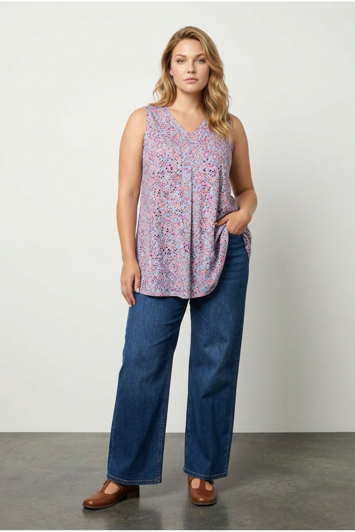Plus Size V-Neck Sleeveless Floral Patterned Unlined Lace Blouse