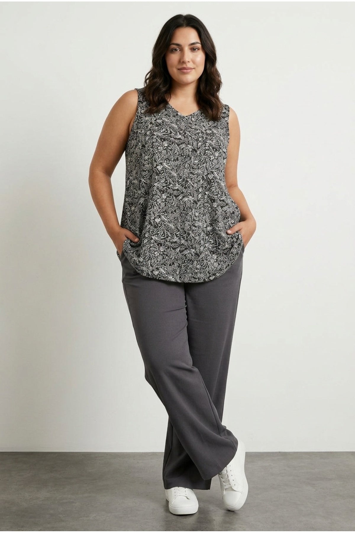 Plus Size Sleeveless V-Neck Floral Patterned Swing Hem Blouse
