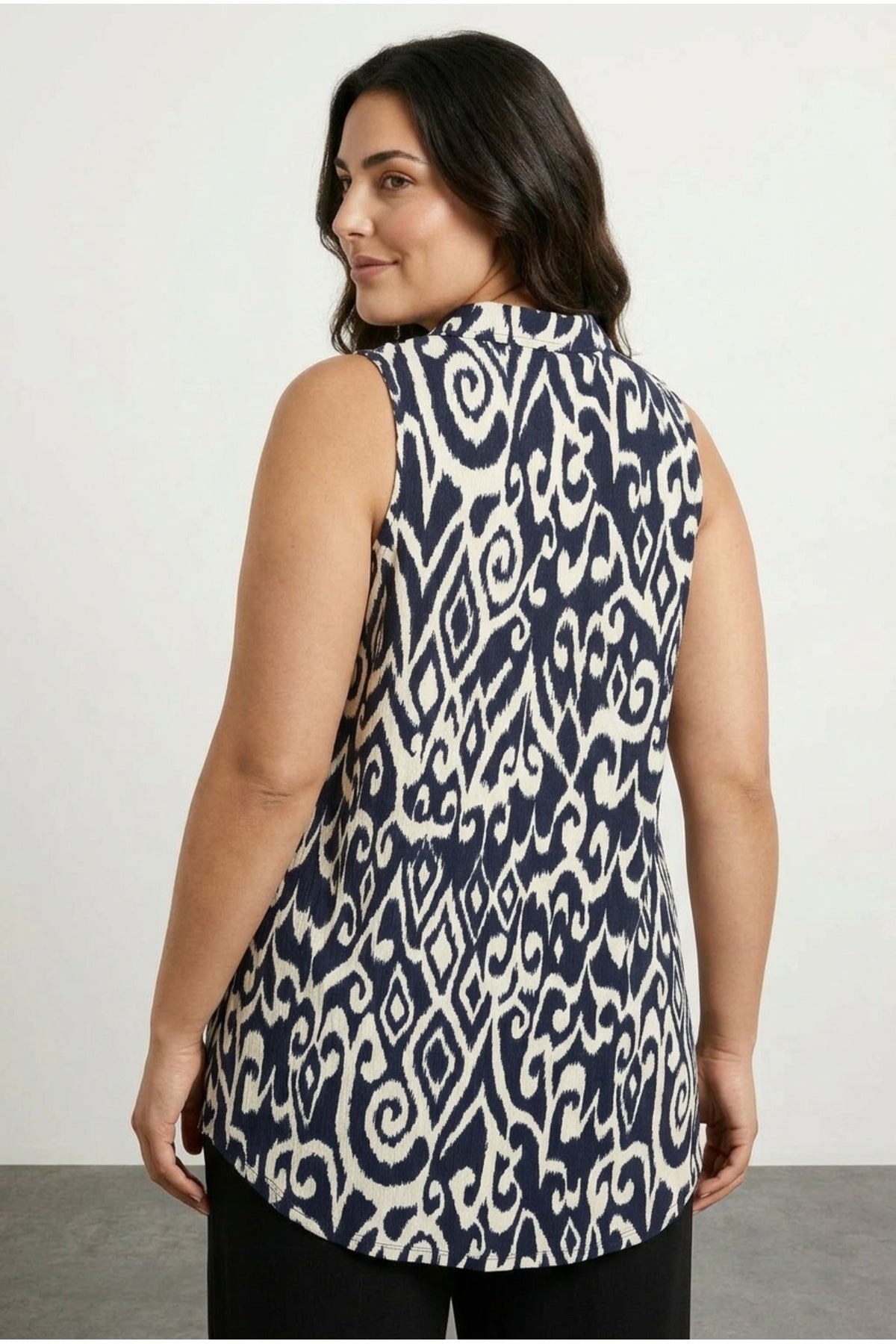 Plus Size Sleeveless Abstract Patterned Button Detailed Blouse