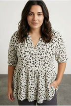 Plus Size Half Sleeve V-Neck Patterned Blouse with Ruffled Hem