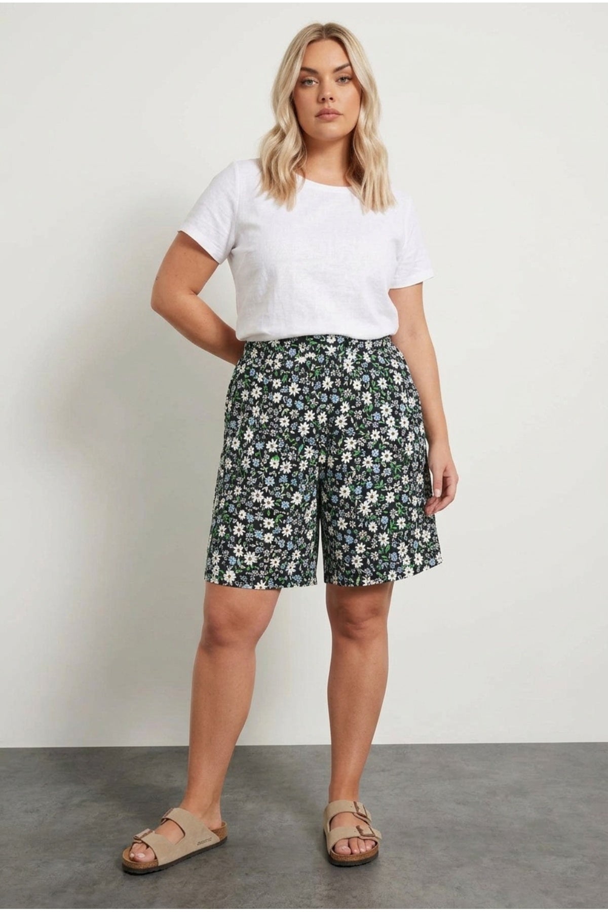 Plus Size Elastic Waist Patterned Loose Fit Stretchy Pocketed Shorts