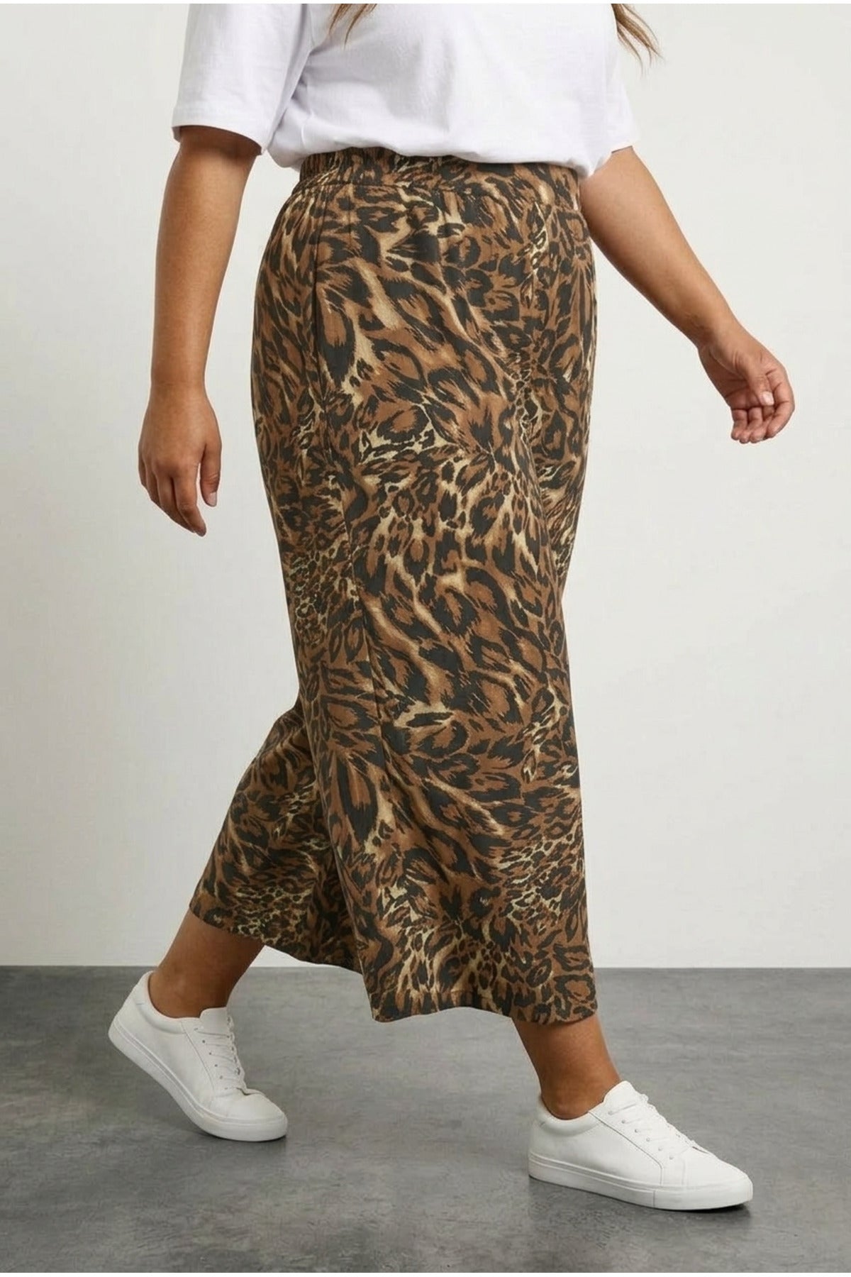 Plus Size Elastic Waist Wide Leg Leopard Print Pocketed Trousers