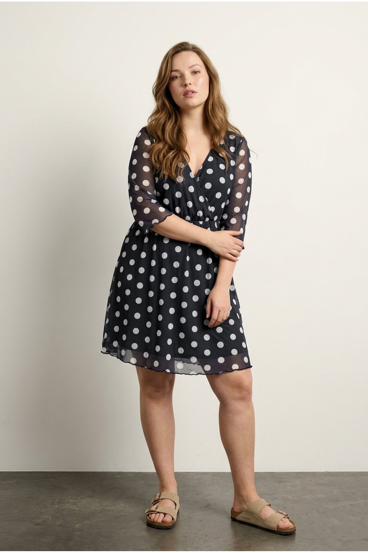 Plus Size V-Neck Half Sleeve Stretchy Fabric Tulle Detailed Lined Midi Dress