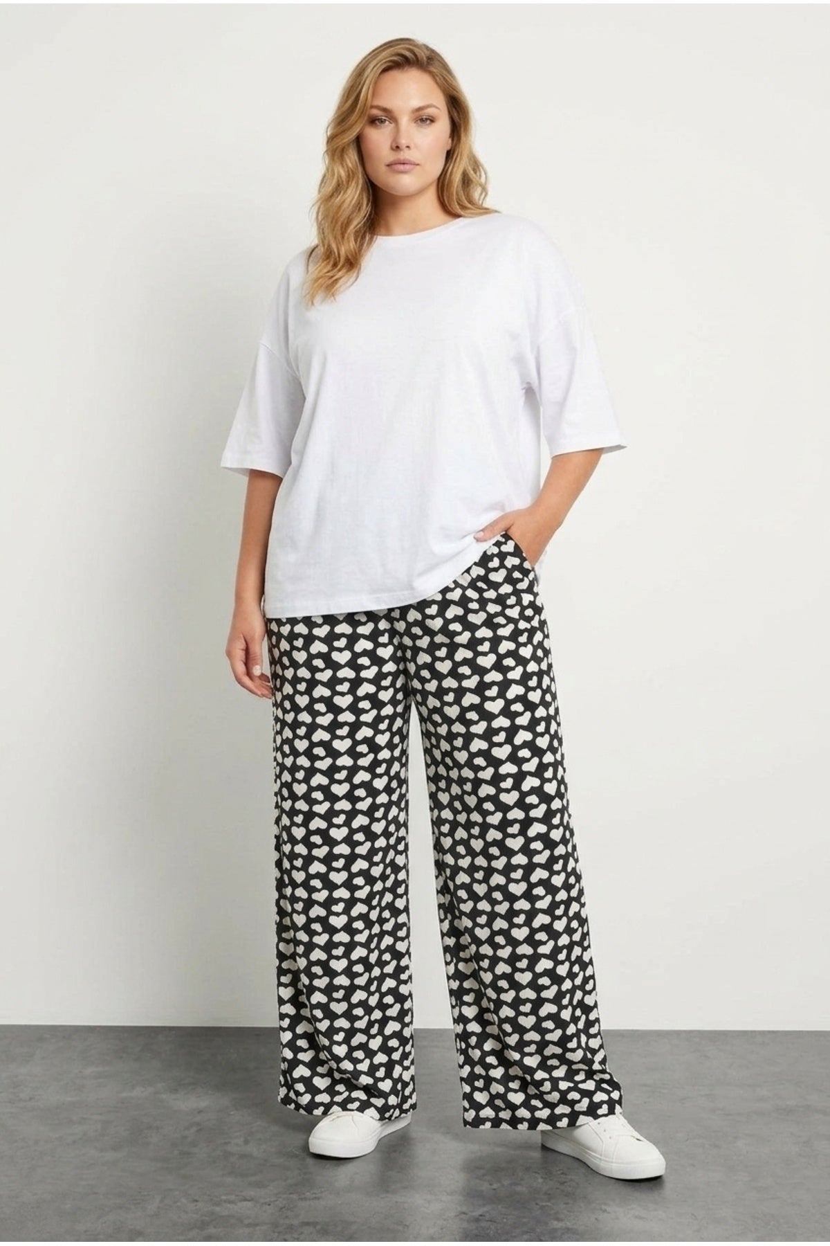 Plus Size Elastic Waist Wide Leg Heart Patterned Pocketed Trousers