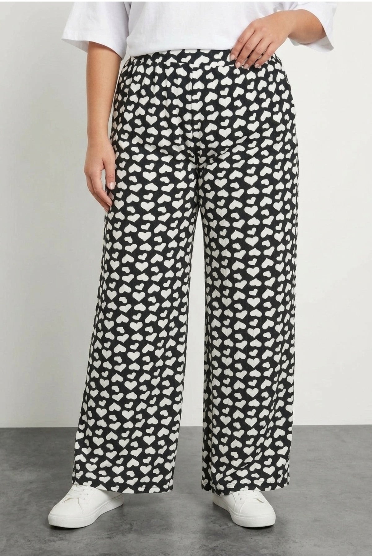 Plus Size Elastic Waist Wide Leg Heart Patterned Pocketed Trousers