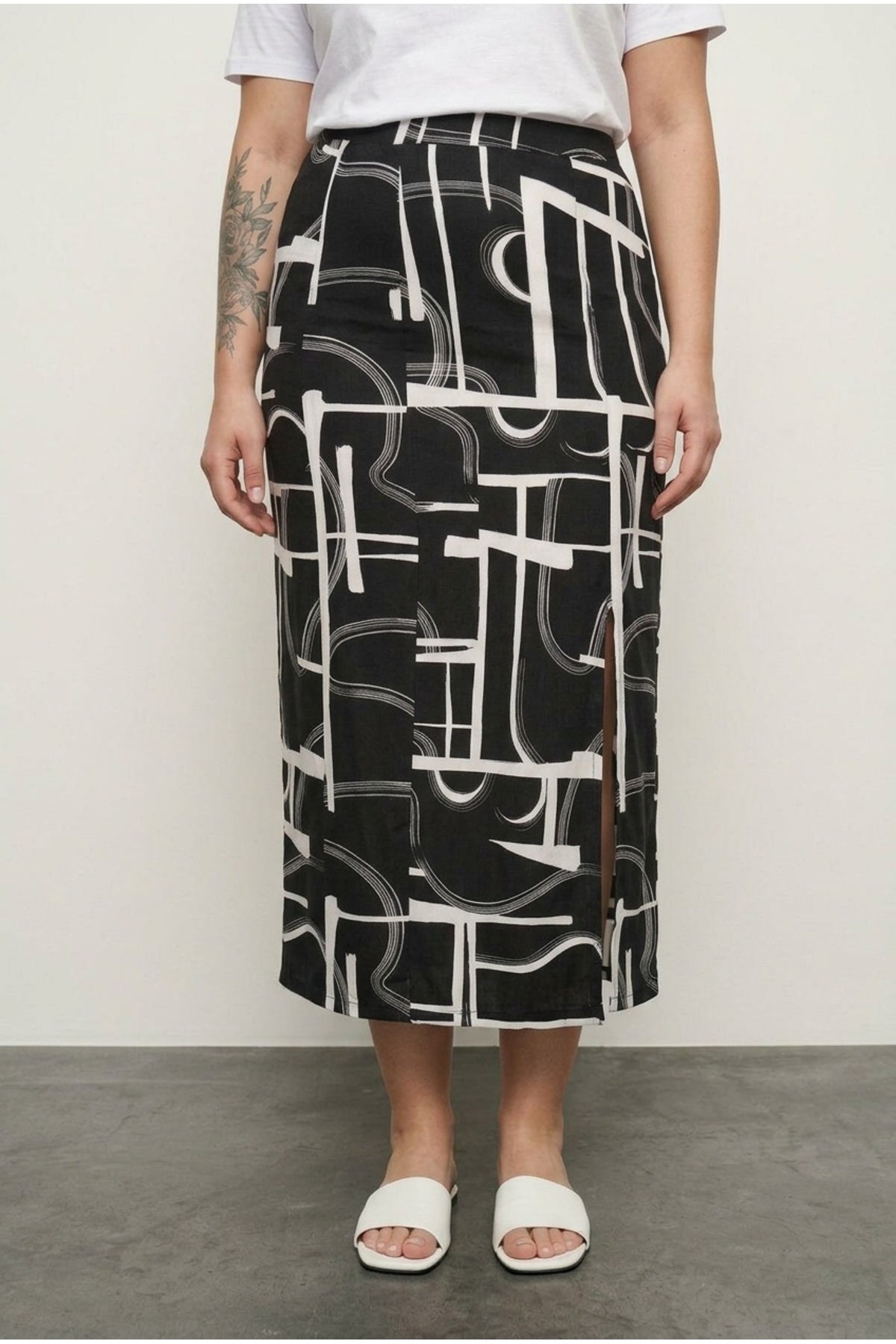 Plus Size Elastic Waist Abstract Patterned Long Skirt with Slit Detail
