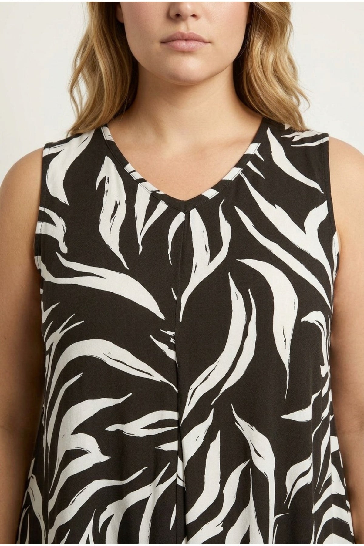 Plus Size V-Neck Sleeveless Pleated Patterned Stretchy Blouse