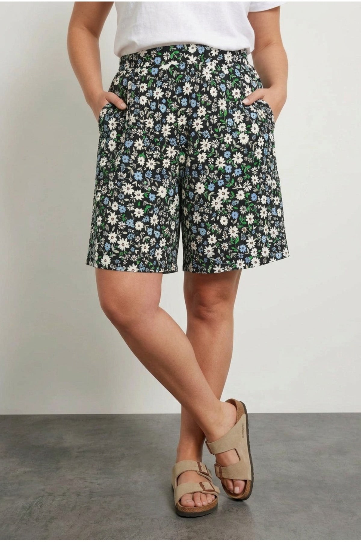 Plus Size Elastic Waist Patterned Loose Fit Stretchy Pocketed Shorts