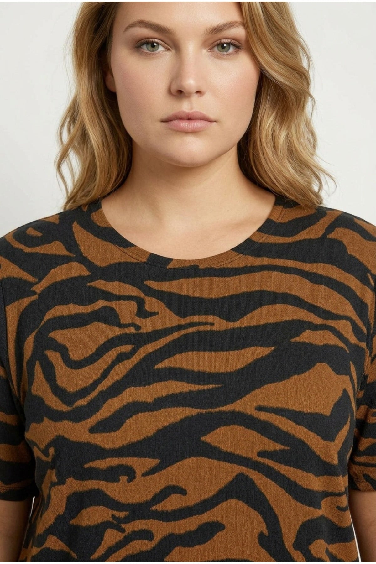Plus Size Short Sleeve Crew Neck Side Slit Patterned Blouse