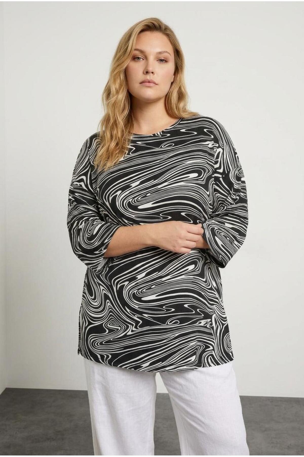 Plus Size Crew Neck Half Sleeve Patterned T-shirt with Slit Detail