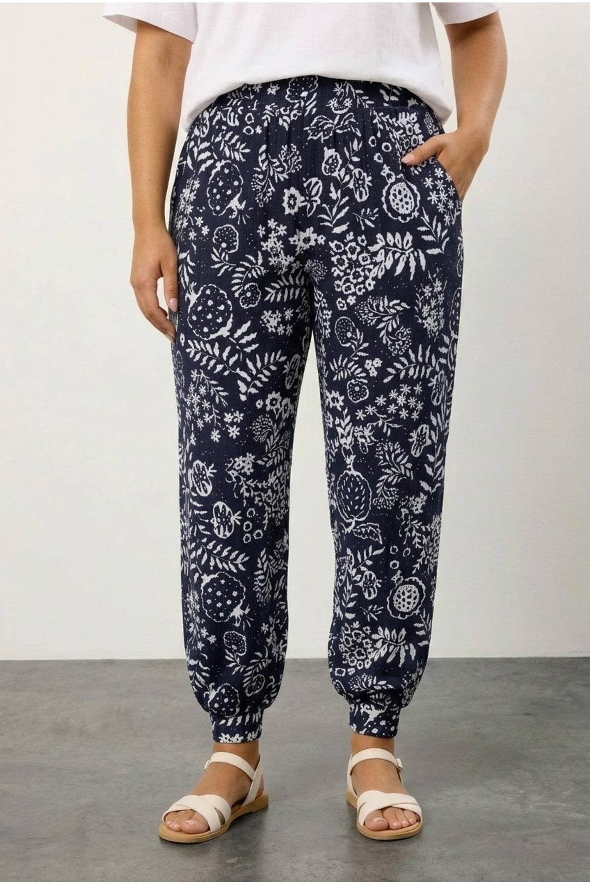 Plus Size Carrot Fit Printed Pocketed Trousers