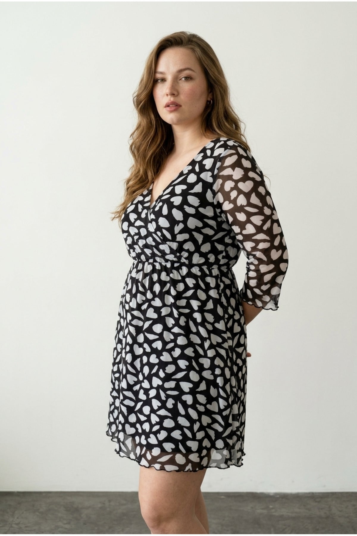 Plus Size V-Neck Half Sleeve Stretchy Fabric Tulle Detailed Lined Midi Dress