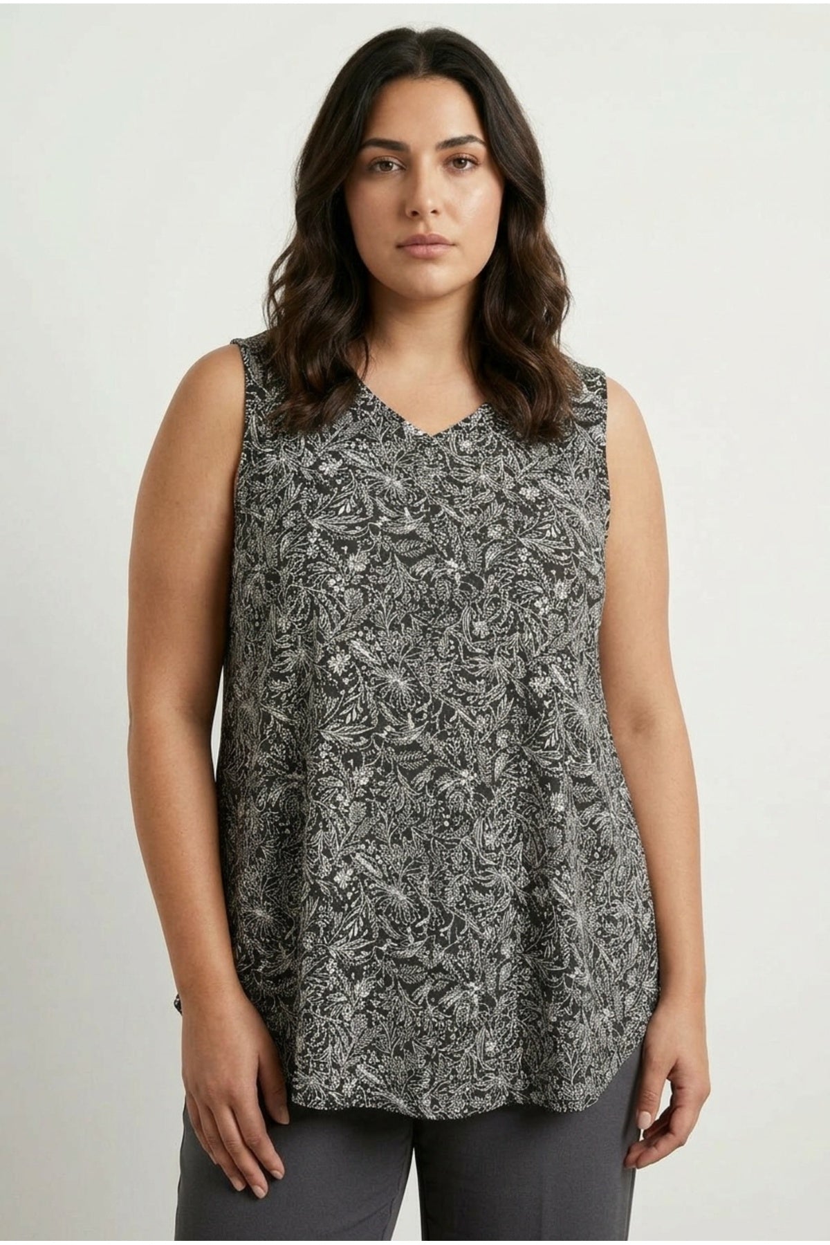 Plus Size Sleeveless V-Neck Floral Patterned Swing Hem Blouse