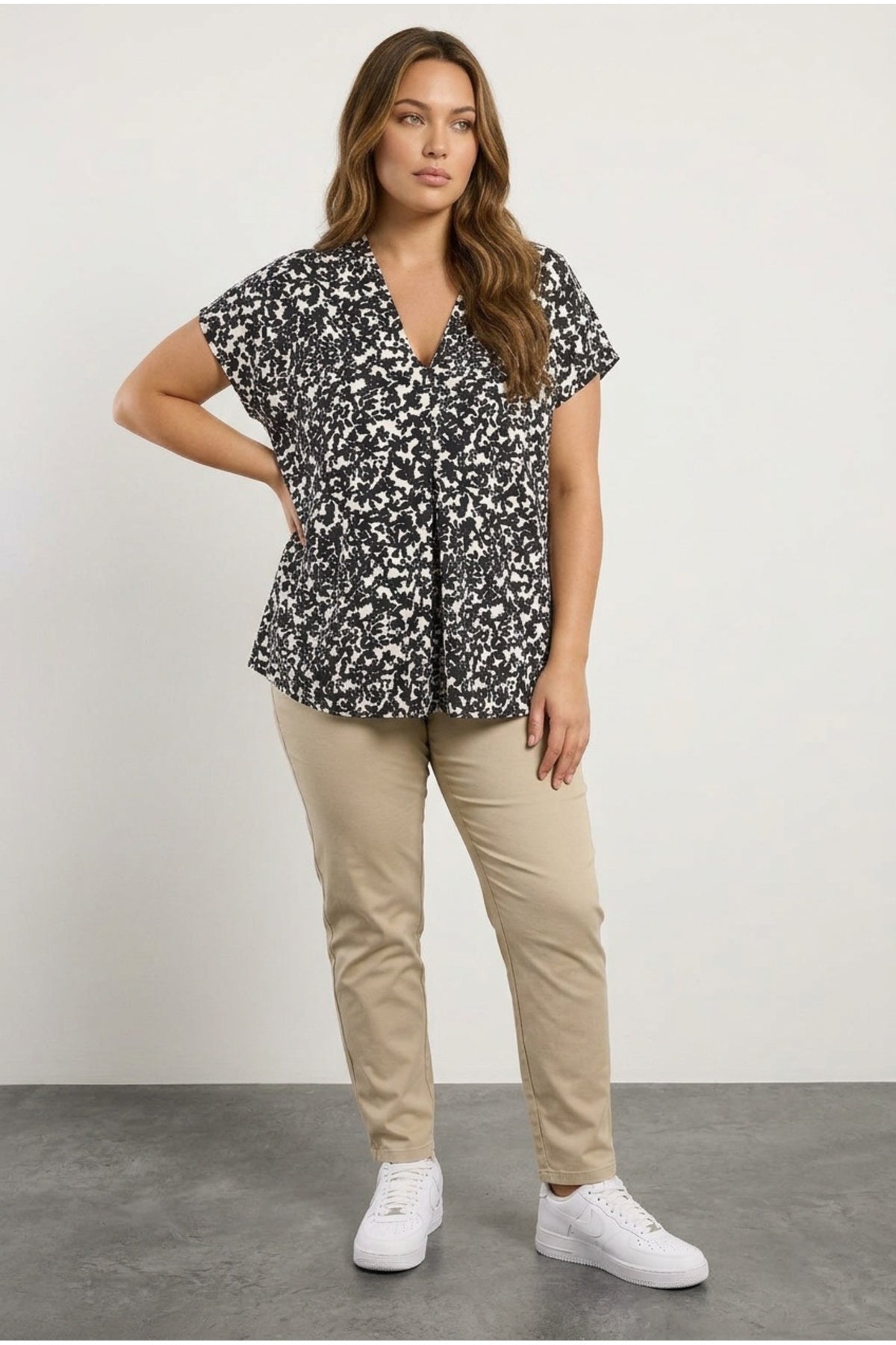 Plus Size V-Neck Floral Patterned Short Sleeve Blouse