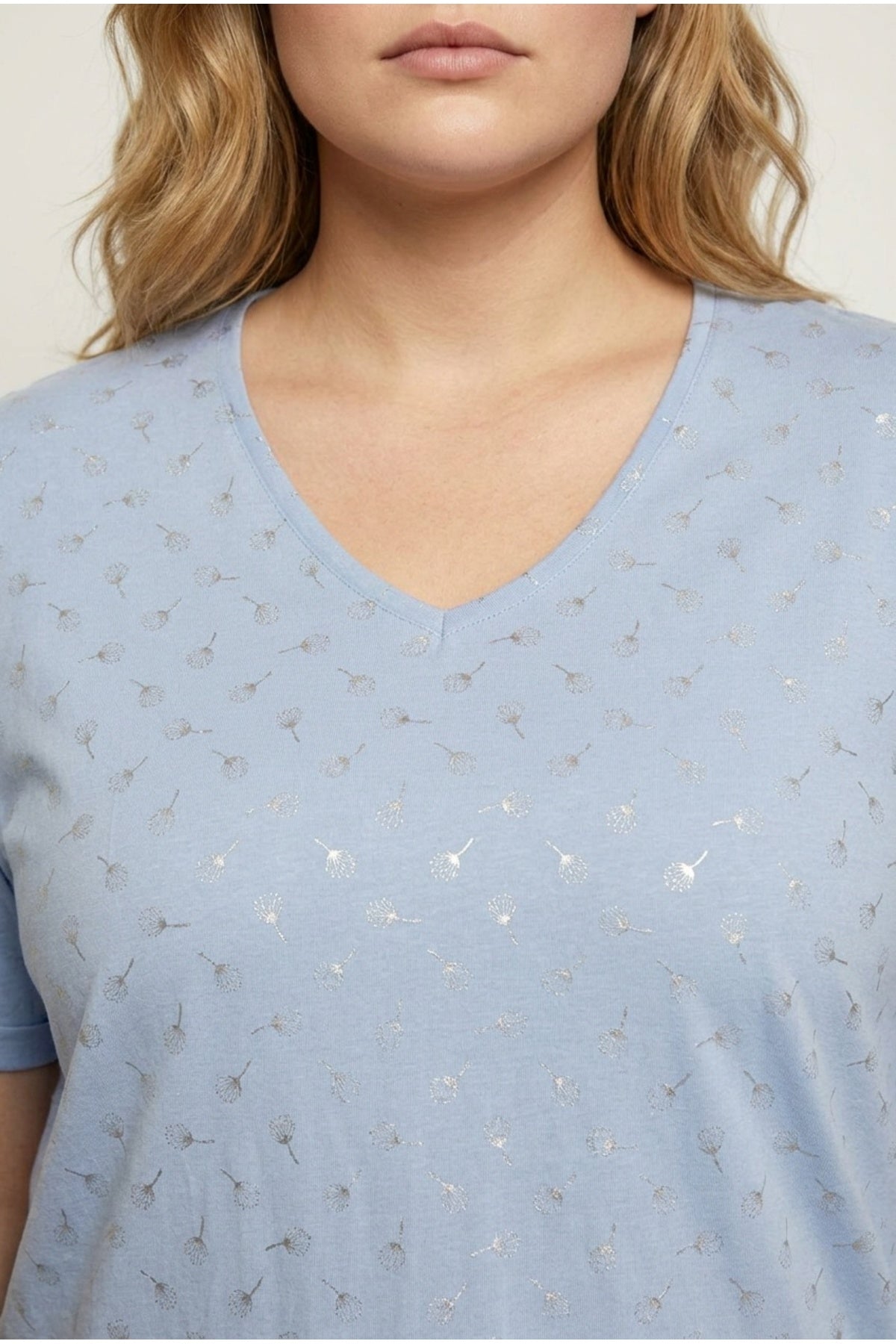 Plus Size Short Sleeve V-Neck Side Slit Metallic Print T-shirt