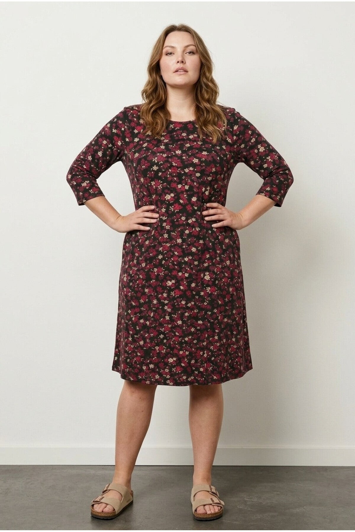 Plus Size Crew Neck Burgundy Floral Patterned Flowy Below-the-Knee Dress with Pockets