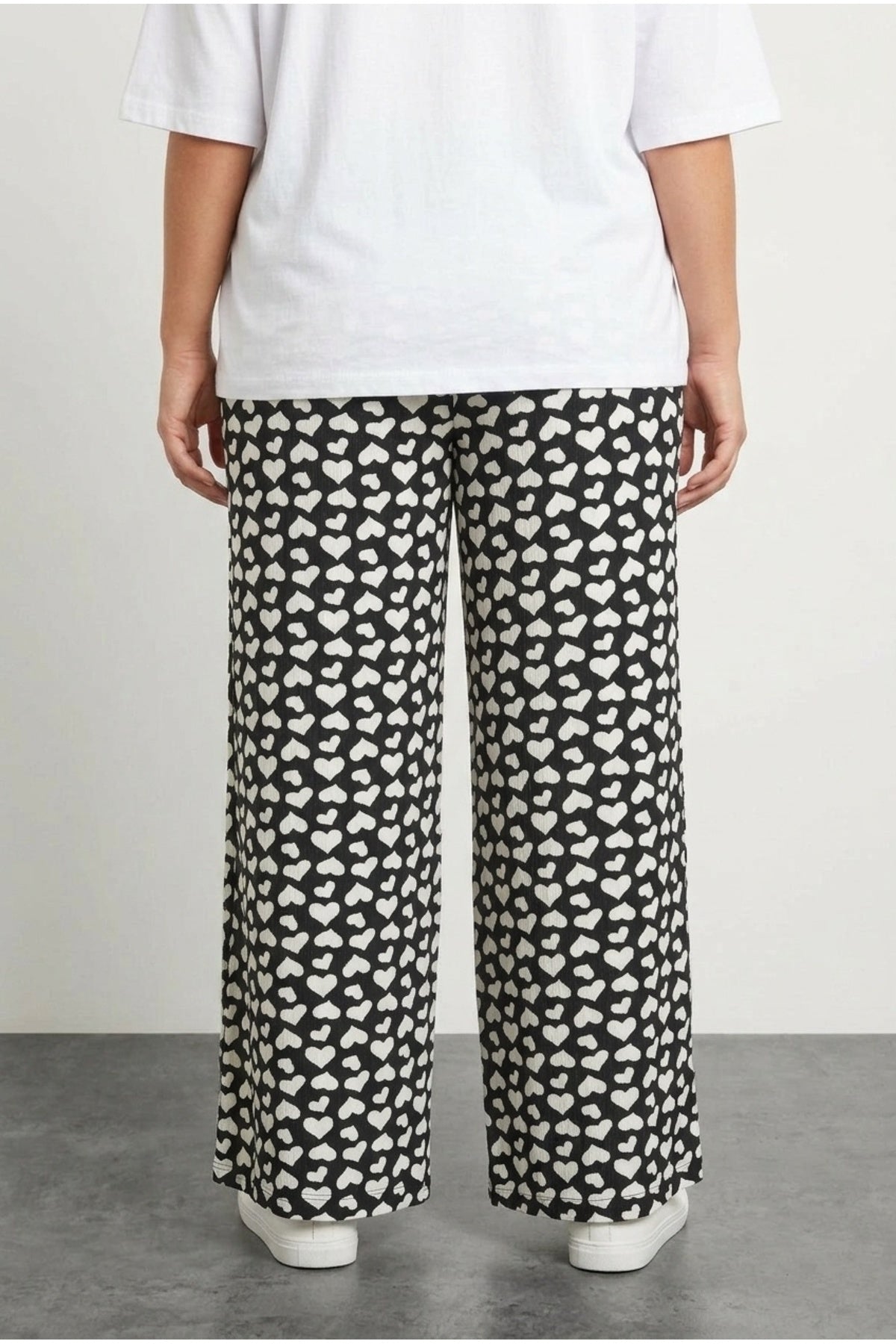 Plus Size Elastic Waist Wide Leg Heart Patterned Pocketed Trousers