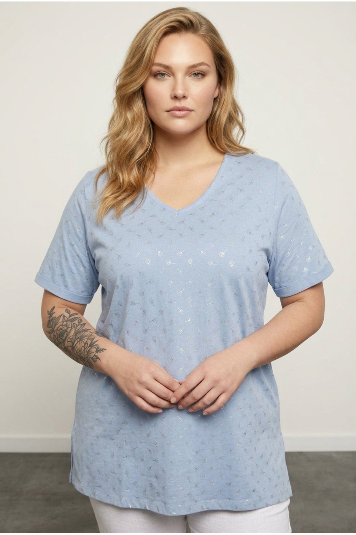 Plus Size Short Sleeve V-Neck Side Slit Metallic Print T-shirt