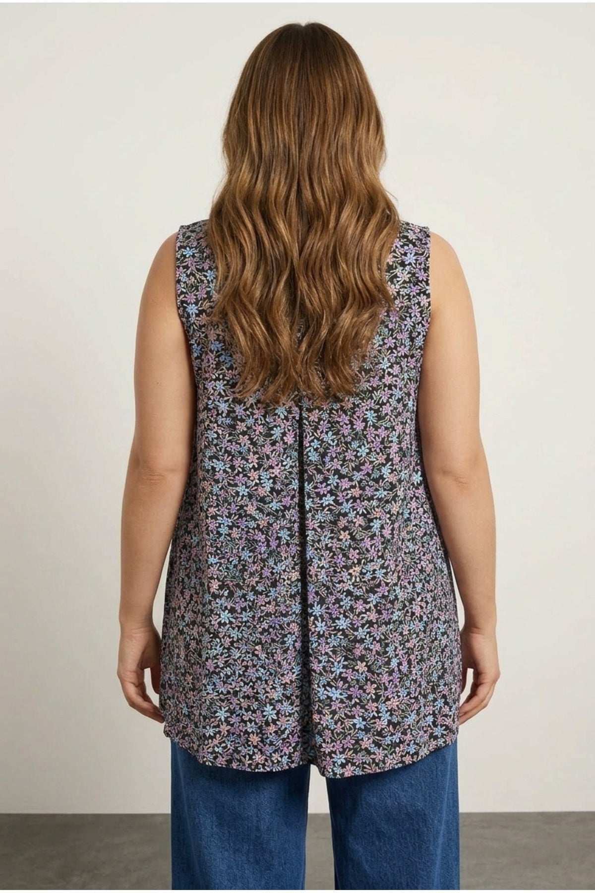 Plus Size Sleeveless V-Neck Floral Patterned Flared Hem Blouse