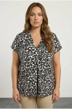 Plus Size V-Neck Floral Patterned Short Sleeve Blouse
