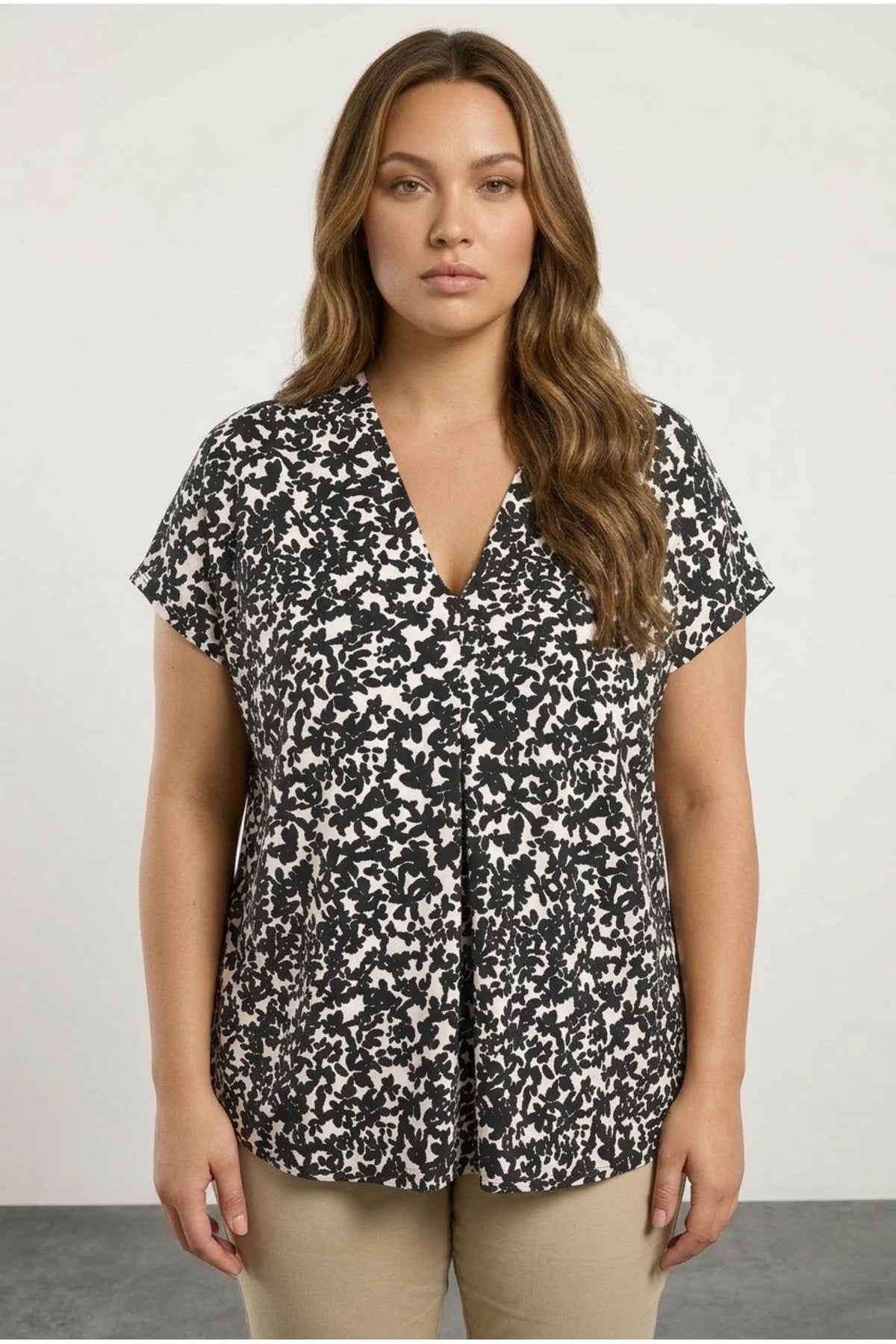 Plus Size V-Neck Floral Patterned Short Sleeve Blouse