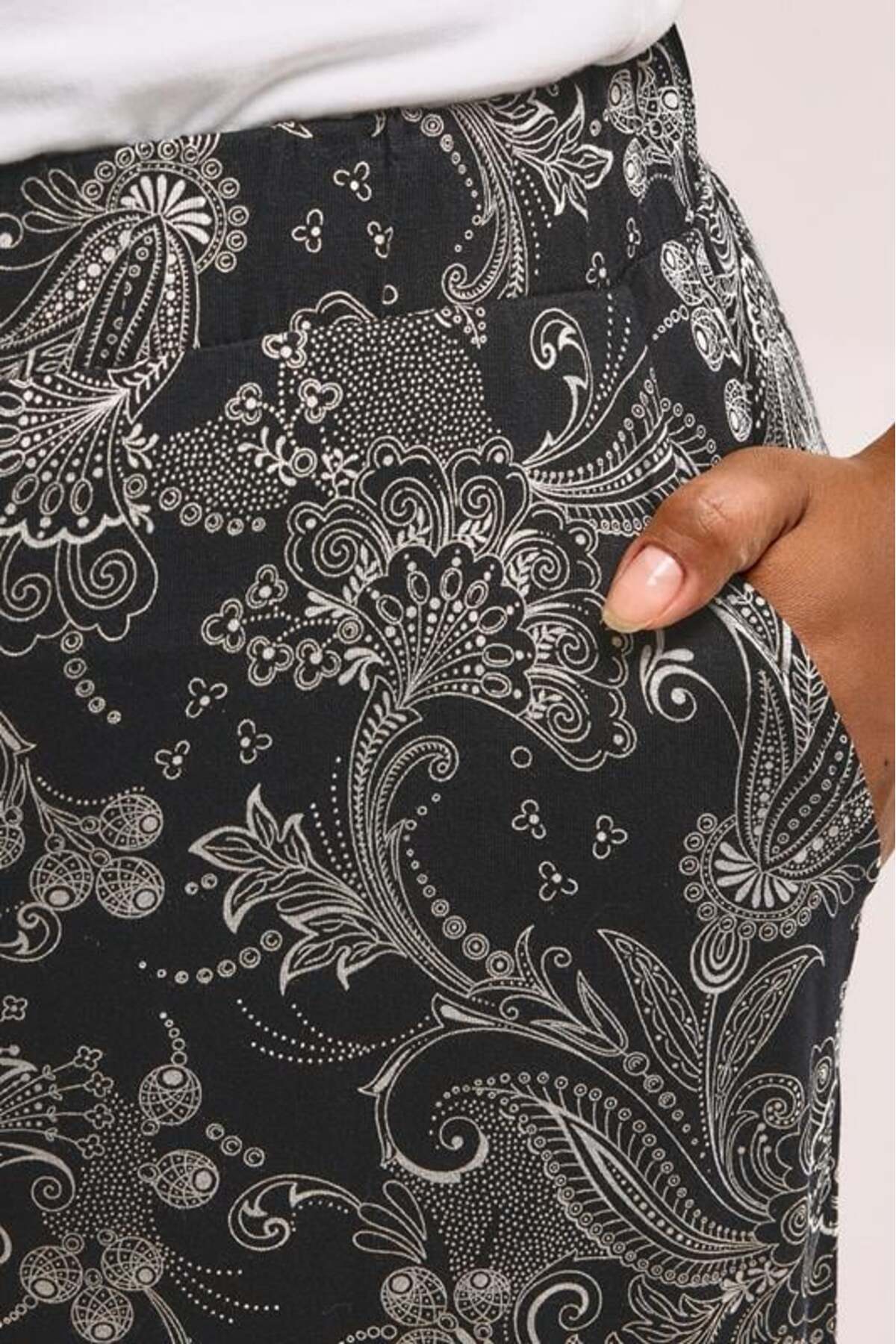 Plus Size Elastic Waist Floral Print Pocketed Stretchy Fabric Trousers