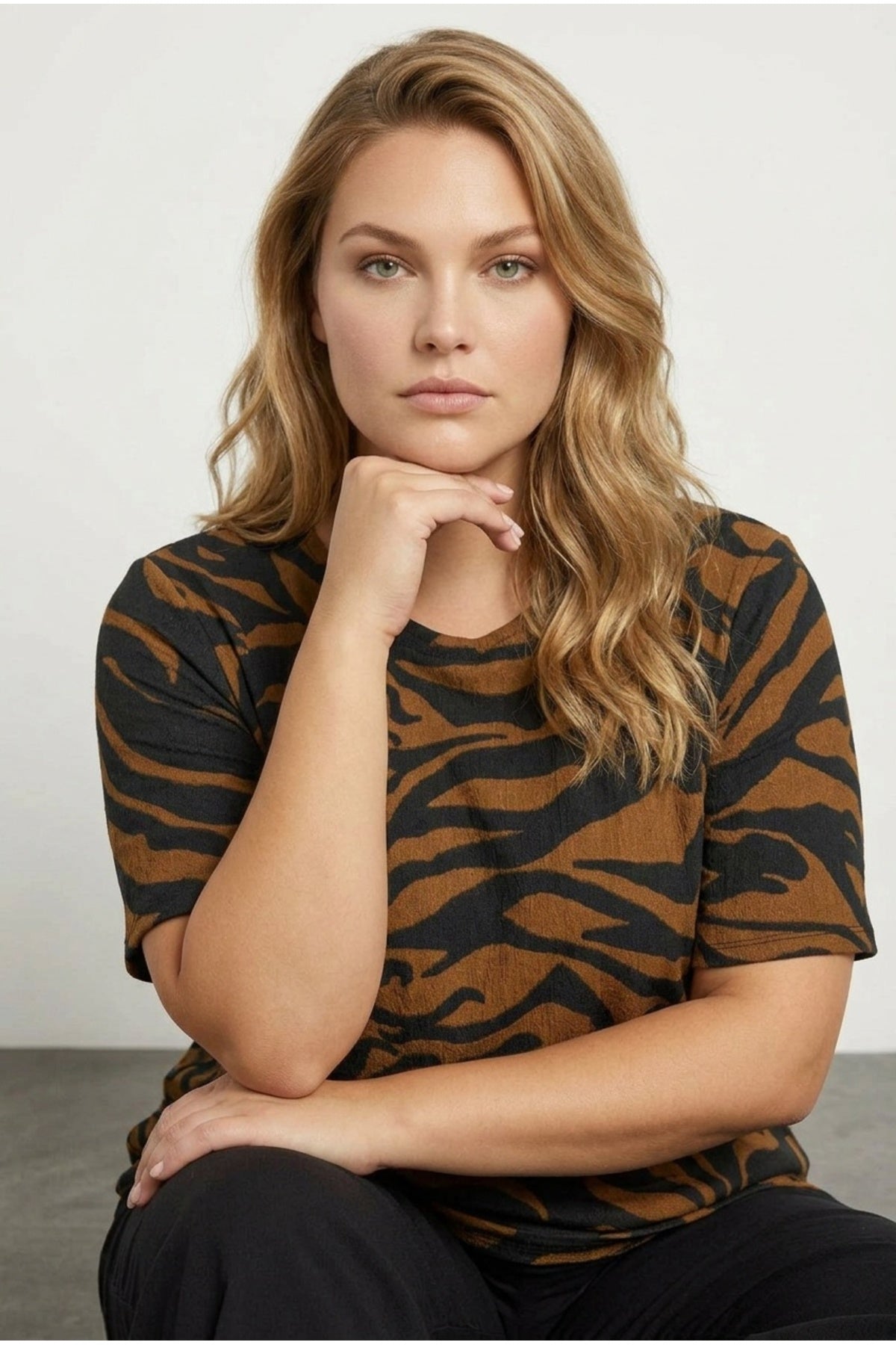 Plus Size Short Sleeve Crew Neck Side Slit Patterned Blouse