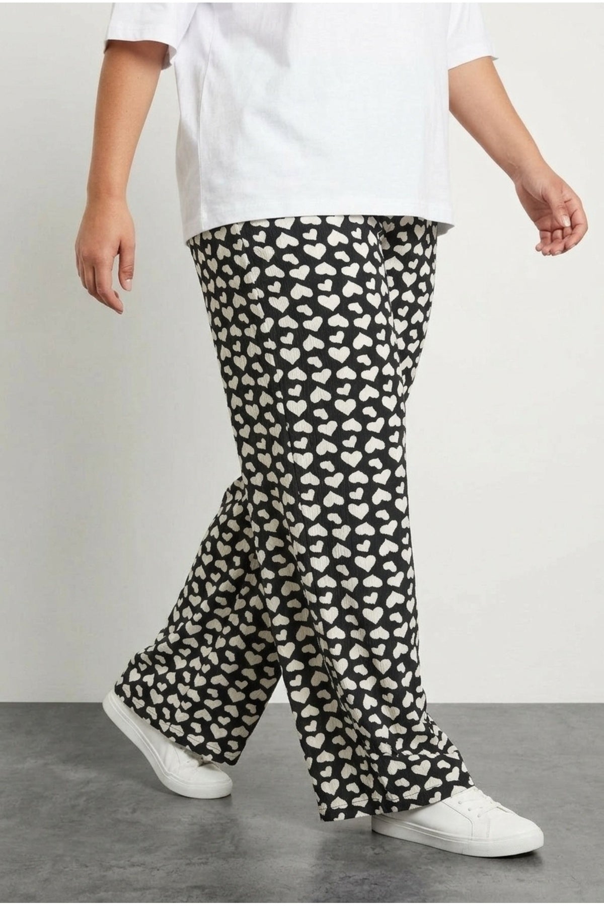 Plus Size Elastic Waist Wide Leg Heart Patterned Pocketed Trousers